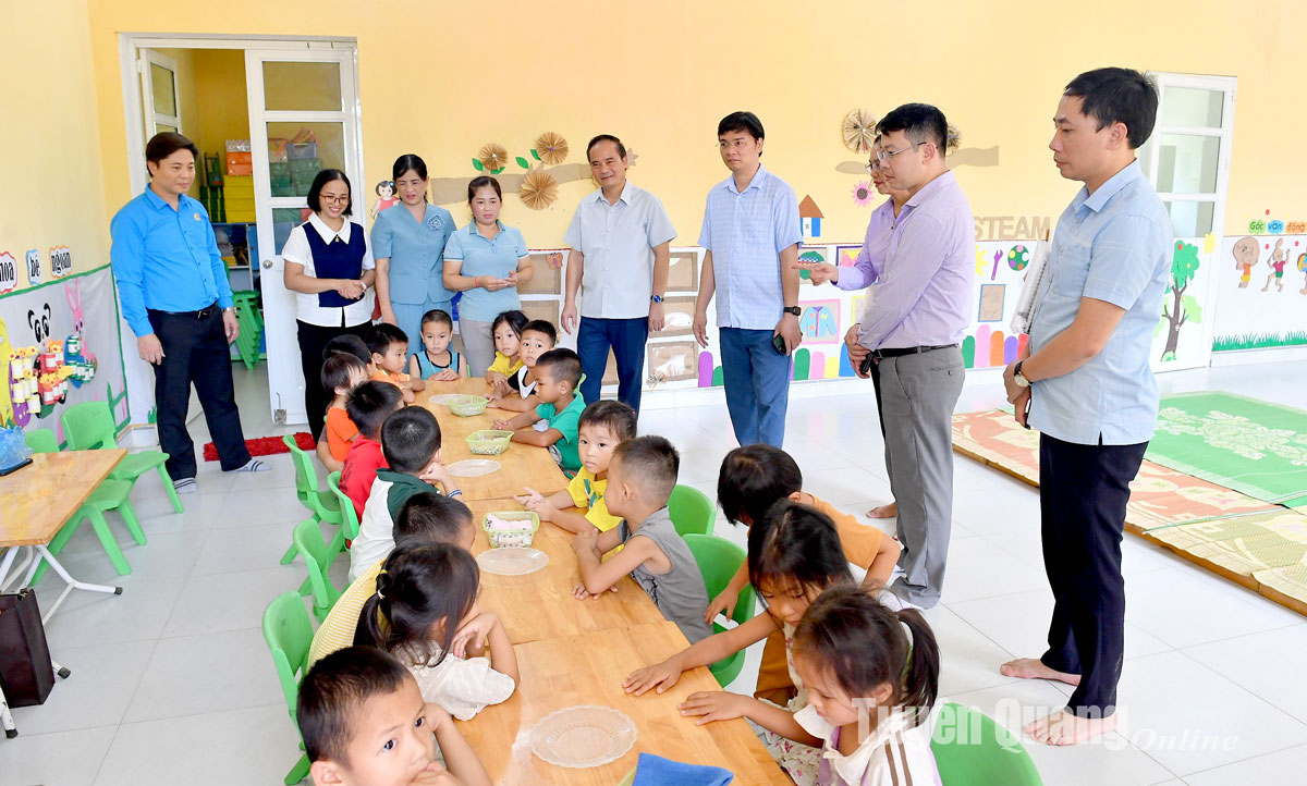 Lãnh đạo UBND tỉnh thăm và tặng quà các trường học trên địa bàn huyện Chiêm Hóa bị thiệt hại do mưa lũ