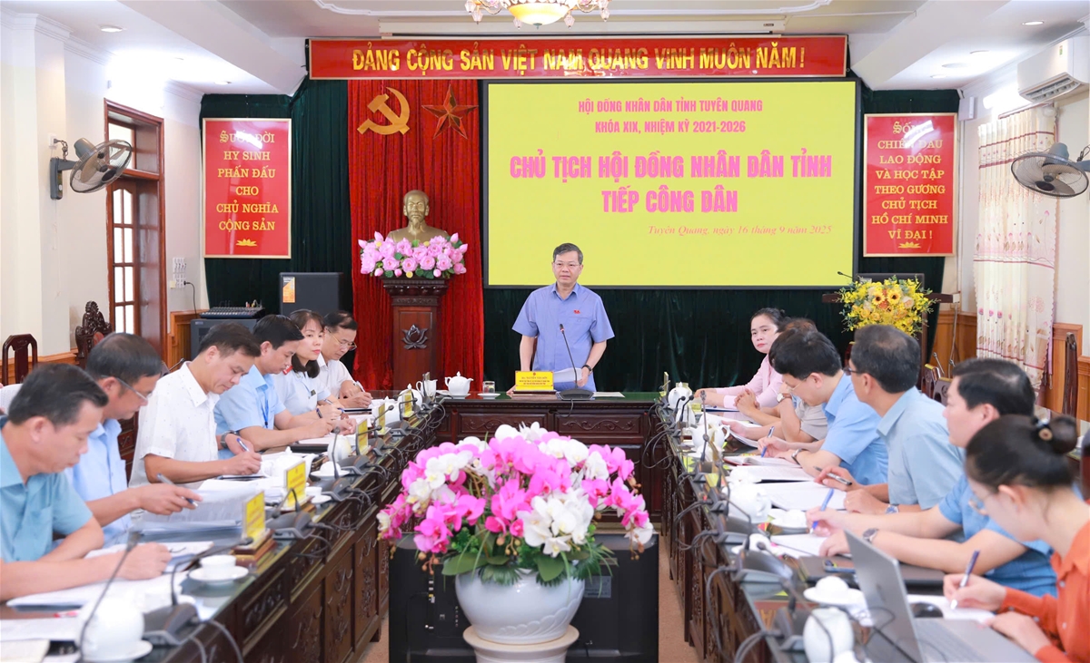 Chủ tịch Hội đồng nhân dân tỉnh Nguyễn Văn Sơn tiếp công dân xã Phù Lưu 