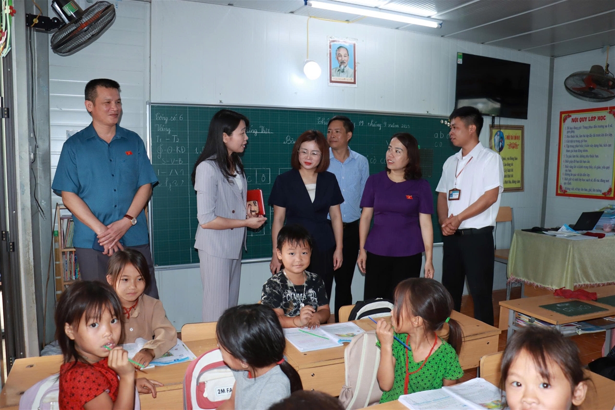 Đồng chí Trưởng đoàn đại biểu Quốc hội tỉnh Tuyên Quang khảo sát tại xã Đường Thượng, xã Lùng Tám