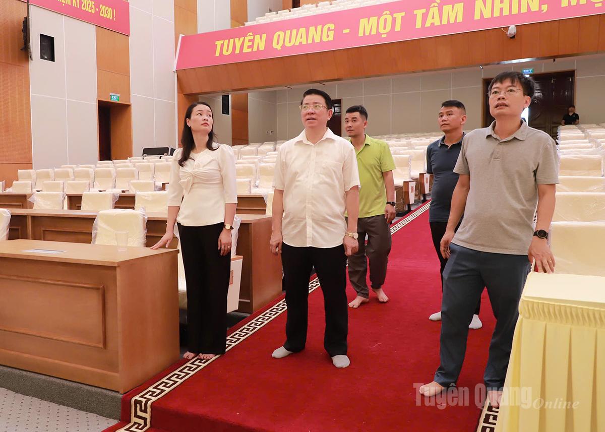 Trưởng ban Tuyên giáo và Dân vận Tỉnh ủy Trần Mạnh Lợi kiểm tra chuẩn bị khánh tiết phục vụ Đại hội