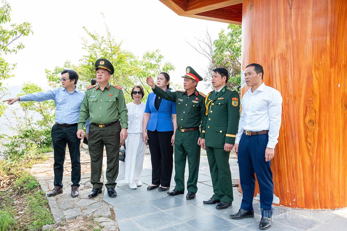 Đoàn khảo sát của Ủy ban Quốc phòng, An ninh và Đối ngoại Quốc hội làm việc với Đồn Biên phòng Lũng Cú