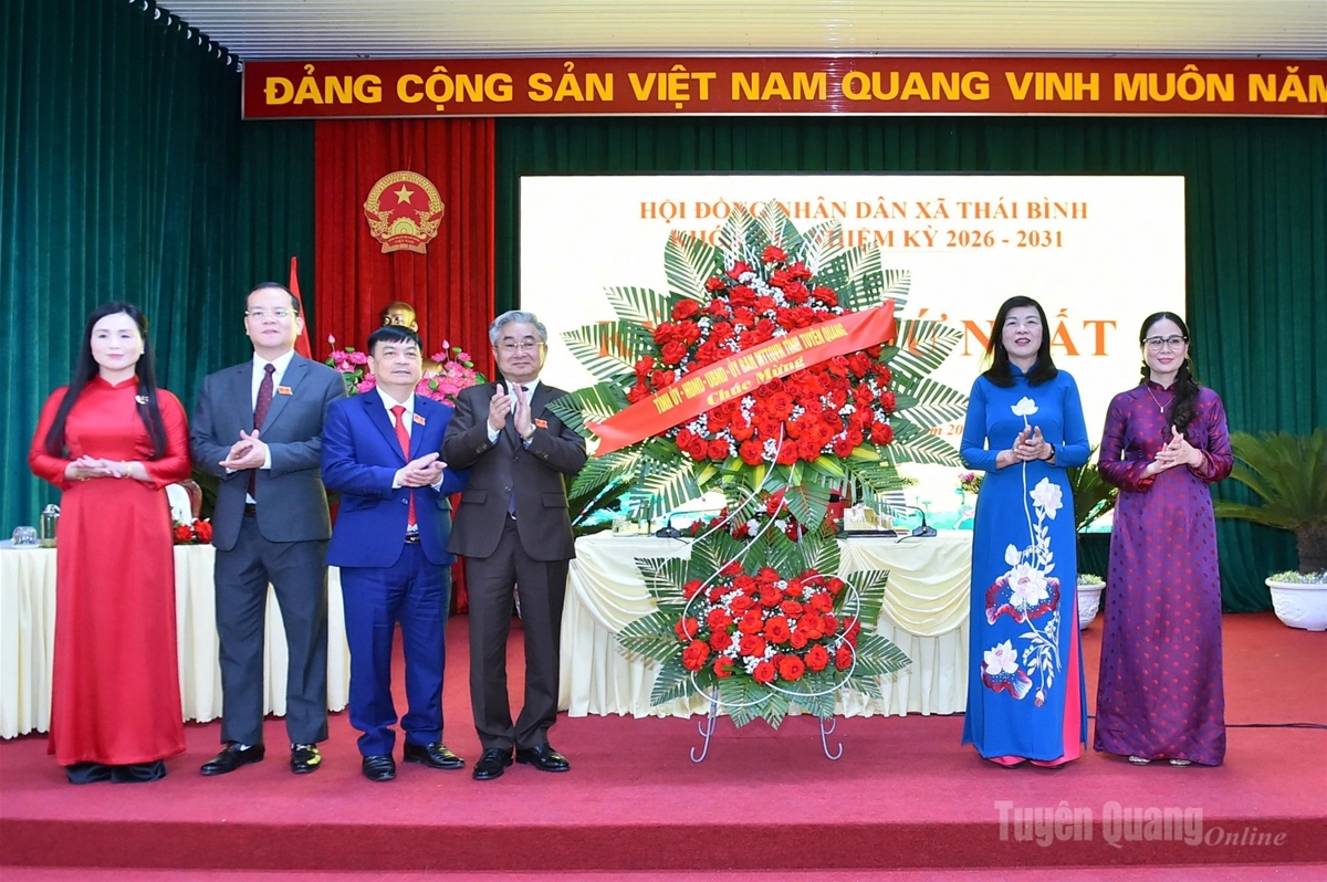 Đồng chí Phó Chủ tịch Hội đồng nhân dân tỉnh Phạm Thị Minh Xuân  dự kỳ họp thứ nhất Hội đồng nhân dân xã Thái Bình khóa XXI