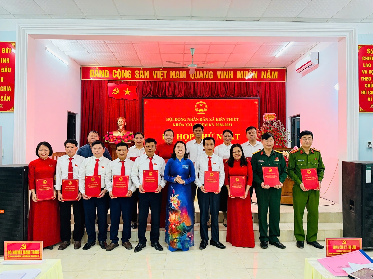 Đồng chí Lý Thị Lan, Uỷ viên BTV Tỉnh uỷ, Trưởng đoàn ĐBQH hoạt động chuyên trách khoá XV tỉnh dự Kỳ họp thứ Nhất HĐND xã Kiến Thiết