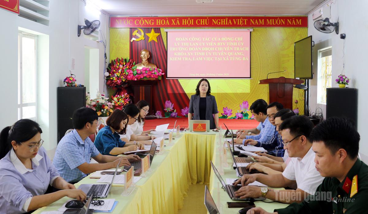 Đồng chí Lý Thị Lan, Ủy viên Ban Thường vụ Tỉnh ủy, Trưởng đoàn ĐBQH chuyên trách khoá XV tỉnh làm việc với Đảng ủy xã Tùng Bá