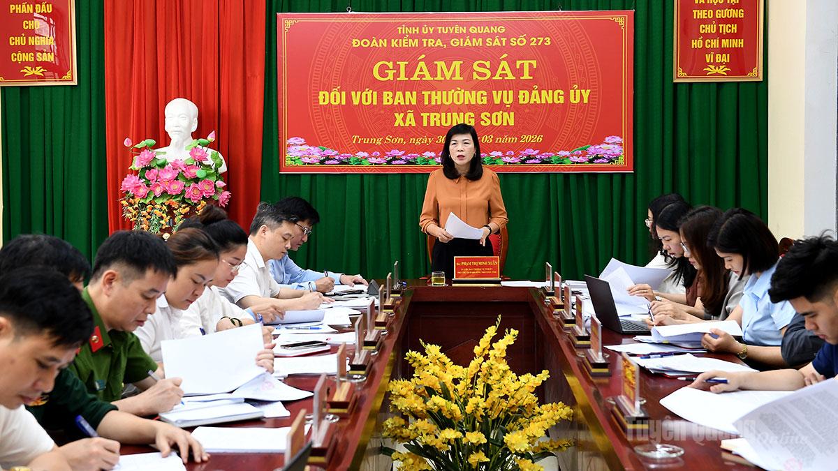 Đồng chí Phạm Thị Minh Xuân, Uỷ viên Ban Thường vụ Tỉnh ủy, Phó Chủ tịch Hội đồng nhân dân tỉnh giám sát tại các xã: Trung Sơn, Bình Ca