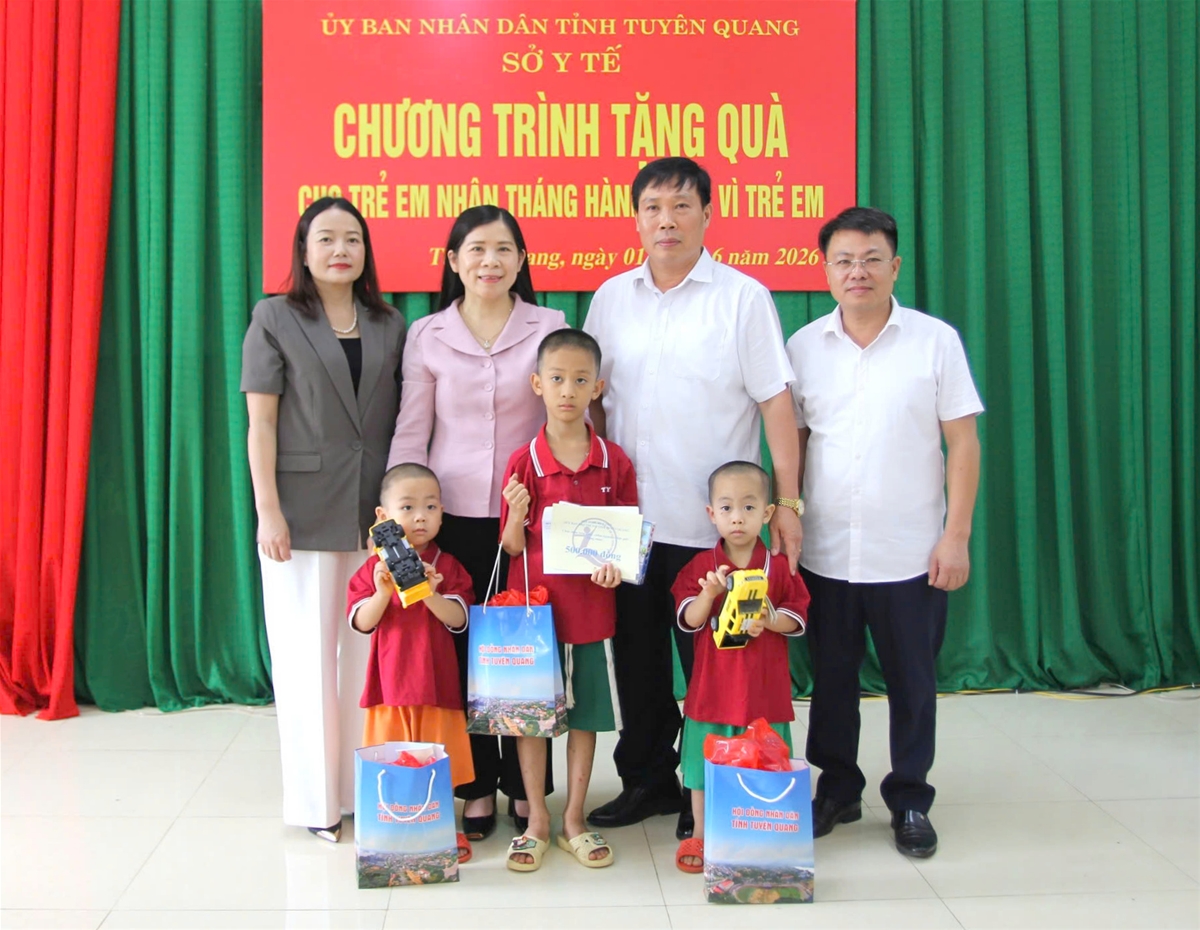 Phó Chủ tịch Hội đồng nhân dân tỉnh Lê Thị Thanh Trà thăm, tặng quà trẻ em có hoàn cảnh đặc biệt khó khăn, trẻ em khuyết tật nhân Ngày Quốc tế thiếu nhi 01/6 và Tháng hành động vì trẻ em năm 2026
