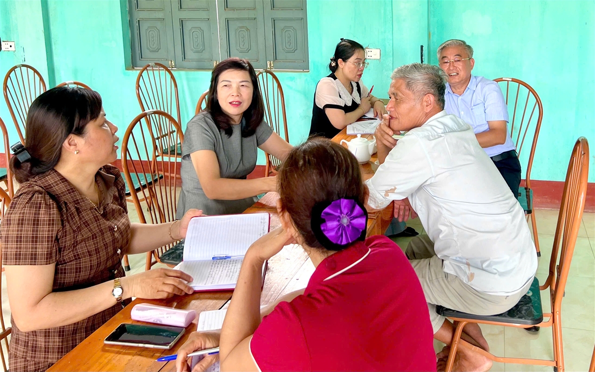 Đồng chí Phó Chủ tịch Hội đồng nhân dân tỉnh Phạm Thị Minh Xuân kiểm tra tiến độ triển khai thực hiện việc sắp xếp thôn, tổ dân phố tại xã Thái Bình