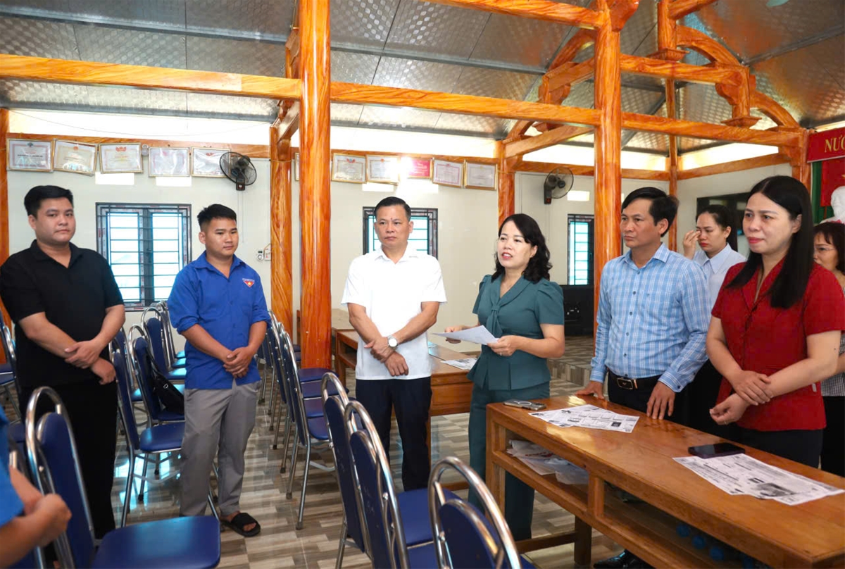 Đồng chí Lý Thị Lan, Ủy viên Ban Thường vụ Tỉnh ủy, Phó Trưởng Đoàn đại biểu Quốc hội chuyên trách tỉnh làm việc với xã Tùng Bá và Thuận Hoà