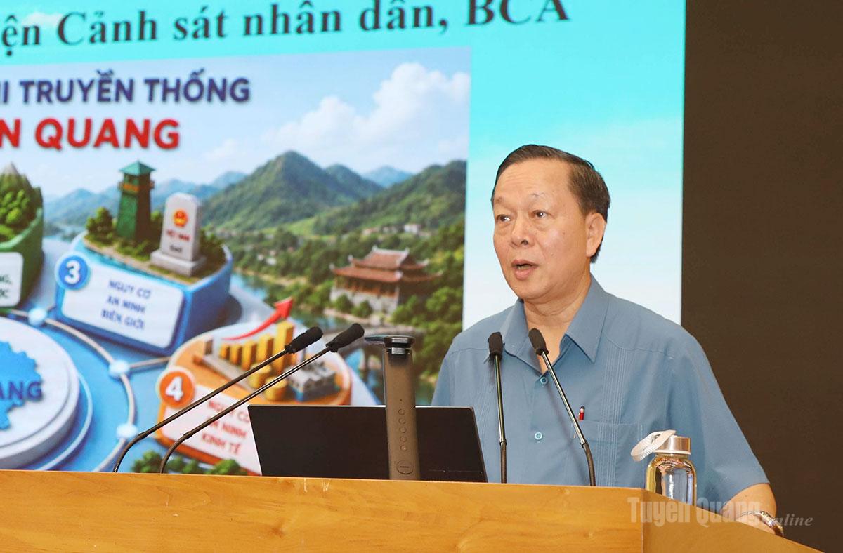 Bồi dưỡng kiến thức về quản trị quốc gia, quản trị địa phương và quản trị an ninh phi truyền thống
